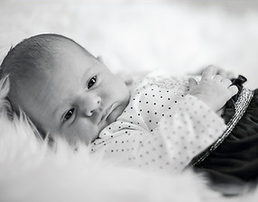 Neugeborenenfotografie – ein waches Baby, neugierig und ganz aufmerksam