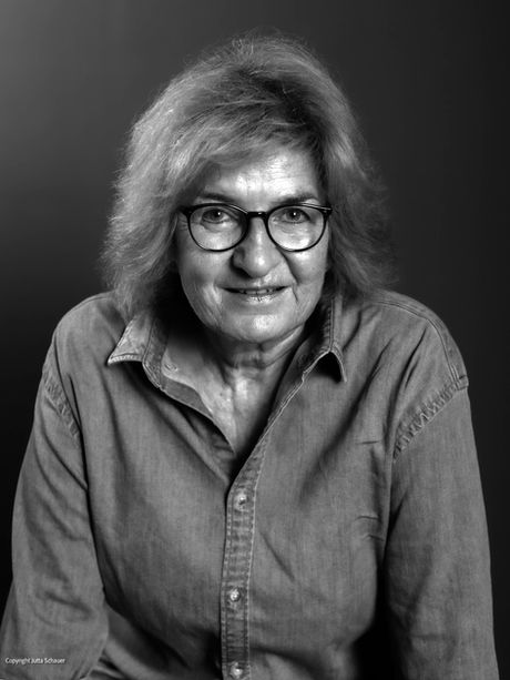 Poetisches Schwarzweiß-Porträt mit Tiefe und Charakter