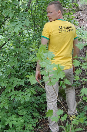 Metsään menossa_edited.jpg