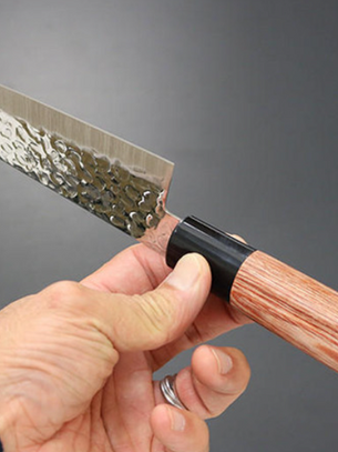 Yoshimi Kato Aogami Super Kurouchi V-Gehämmert RS8 Bunka 170mm – Ein Meisterwerk der japanischen Schmiedekunst