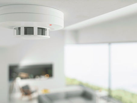 What are the risks of not complying with smoke detector requirements?