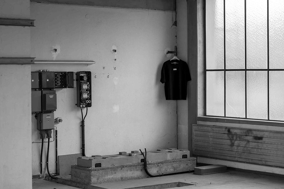 Miniaturbild: Ein schwarzes Shirt von "Pisse." mit einem weißen Aufdruck.