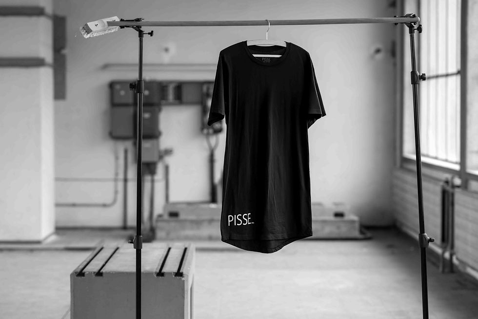 Miniaturbild: Ein schwarzes Shirt von "Pisse." mit dem Aufdruck "Pisse." in weiß.