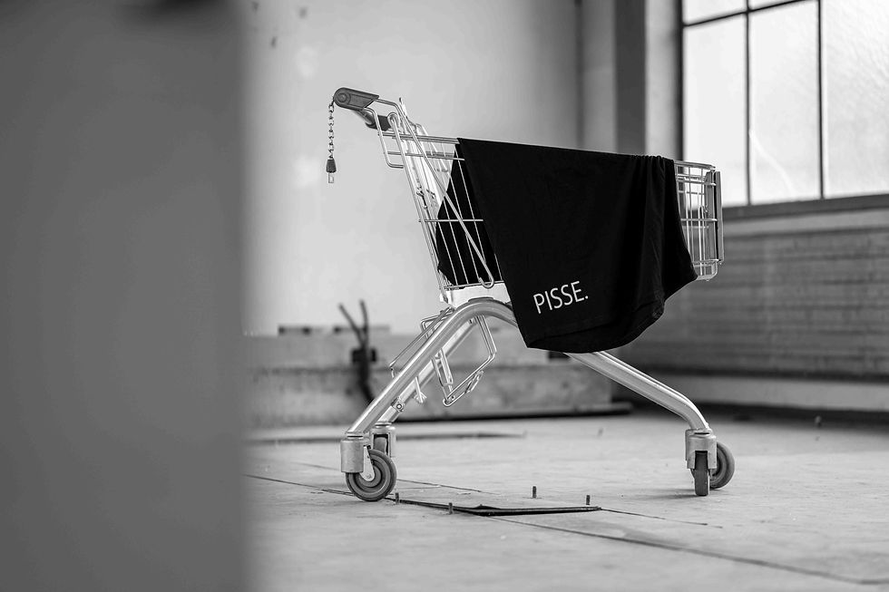 Miniaturbild: Ein schwarzes Shirt von "Pisse." mit dem Aufdruck "Pisse." in weiß.