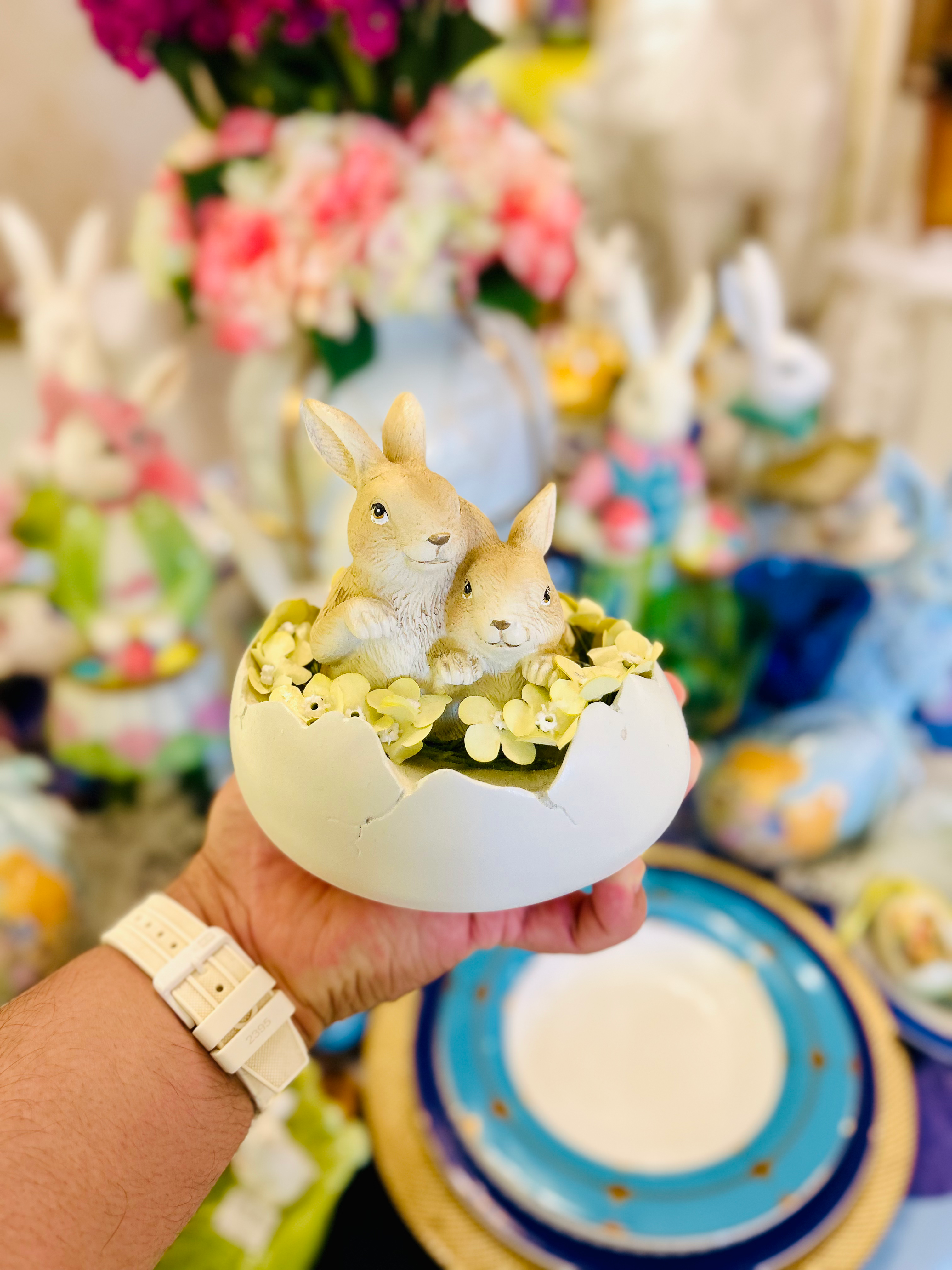 Coelhos dentro do ovo com flores