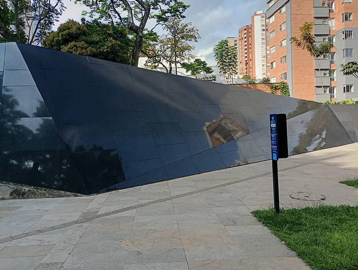 Donde estaba el Edificio Mónaco -residencia de Pablo Escobar- hoy hay un mausoleo en recuerdo de las víctimas.