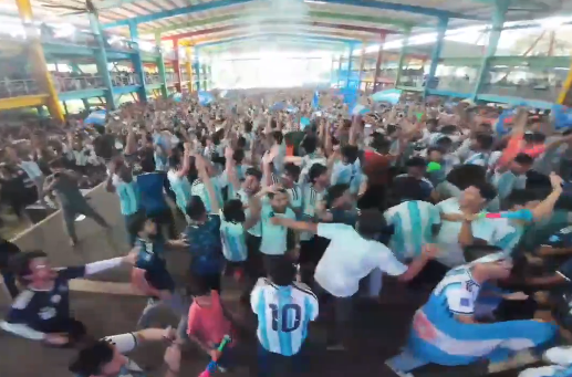 Miles de bangladesíes festejaron en la Daffodil International University el triunfo de la Selección argentina.