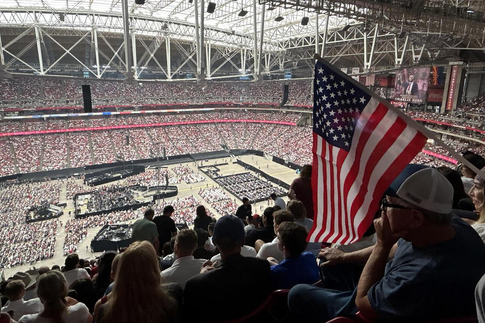 El multitudinario memorial de Charlie Kirk reunió a decenas de miles de personas en Arizona.