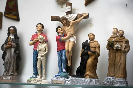 La imagen y las figuras de Carlo se comercializan en las santerías de Asís tanto como las de San Francisco.