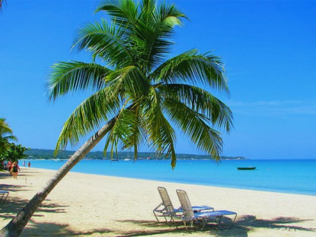 Jamaica: el paraíso que le prohíbe las playas a sus habitantes 
