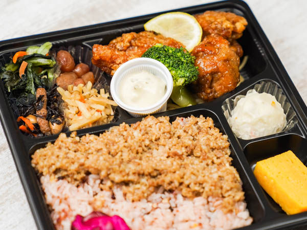 サムネイル： 【弁当キングダム】11.将軍弁当 ～鶏南蛮と飛騨牛そぼろ～