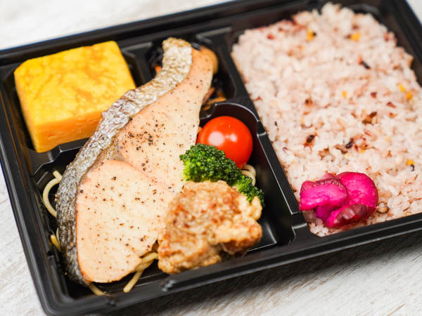 サムネイル： 【弁当キングダム】06.千人将弁当 ～焼き鮭と大きな玉子焼き～