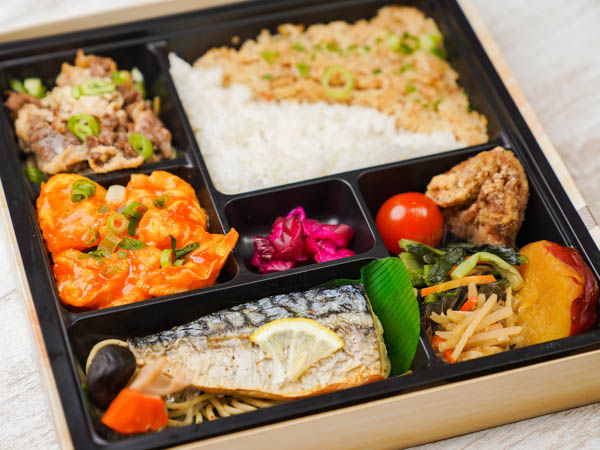 サムネイル： 【板前かずよし】04.牛すき焼き＆エビチリ＆鯖塩焼き豪華弁当