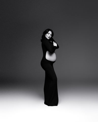 nőies kismama portré stúdióban