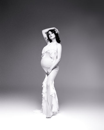 kismama fotózás prémium ruhában stúdióban