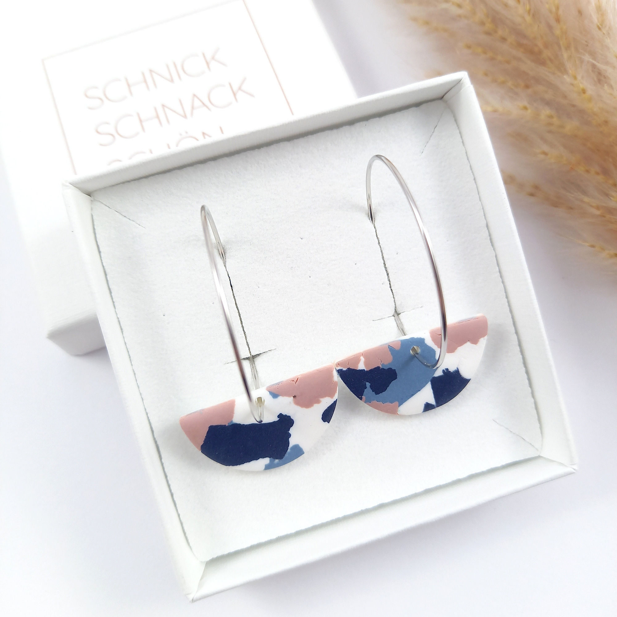 Silberne Creolen mit blauem Anhängern