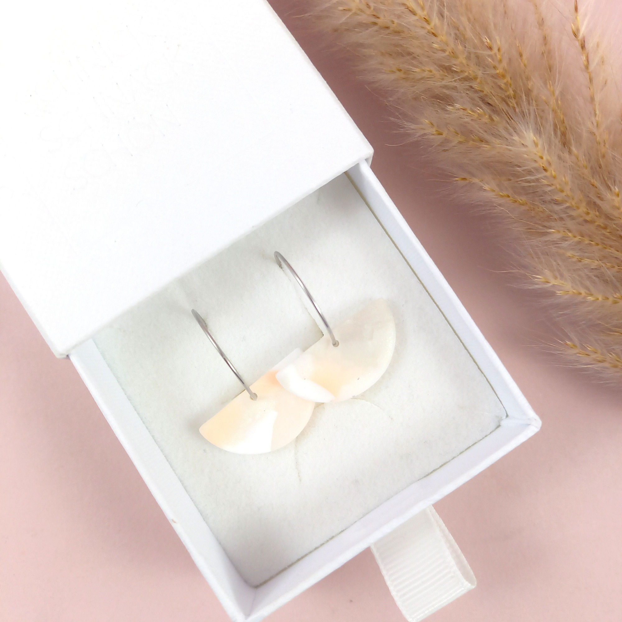 Braut-Creolen in weiß/Perlmutt/silber