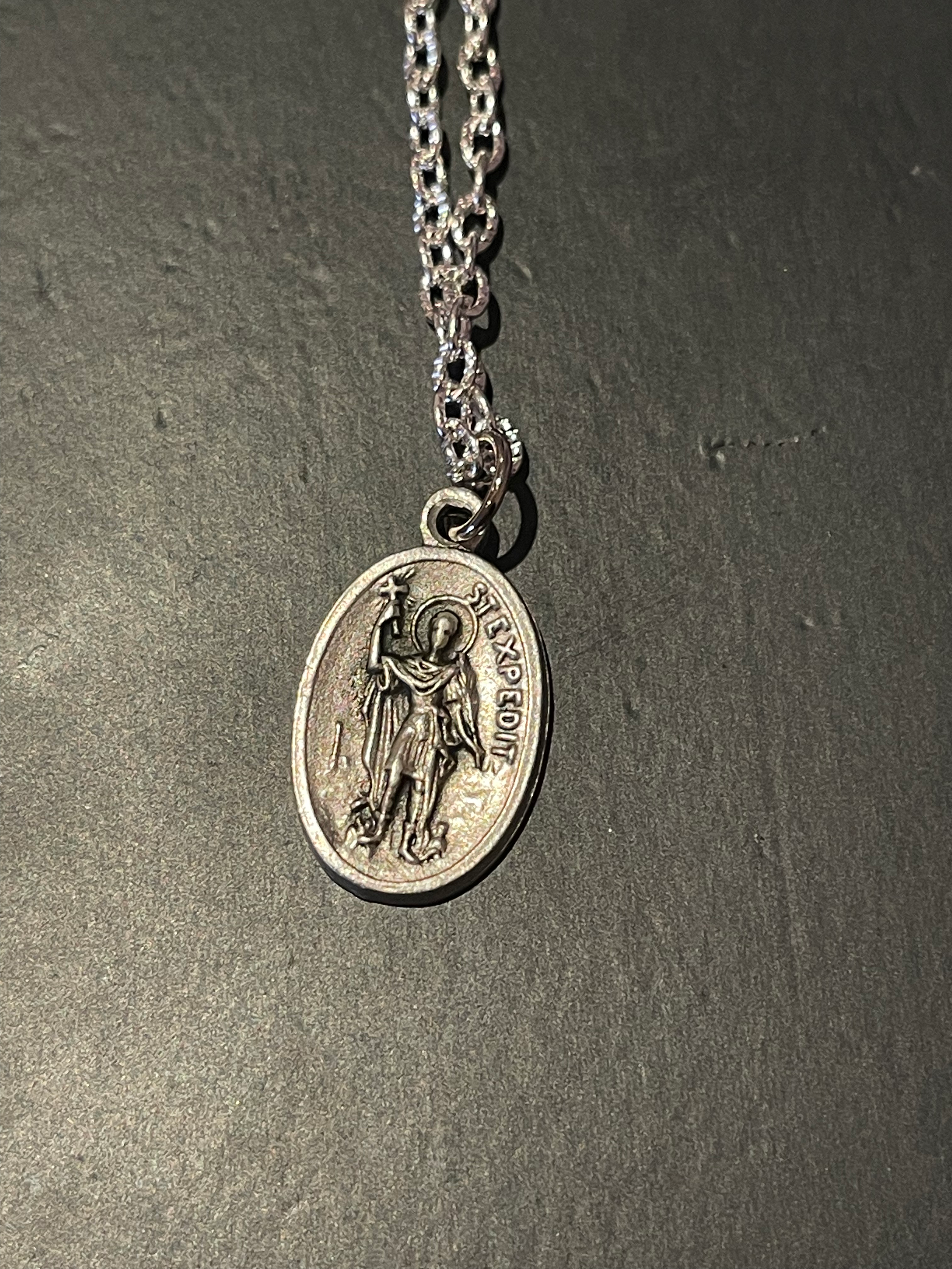 San expedito con cadena de plata