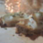 Aromates Orange sur pain de campagne grillé et fromage fondu avec décoration guirlande lumineuse