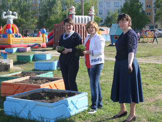 Зеленстрой совместно с Единой Россией высаживают цветы на Сказочном Городке