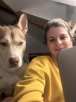 Julie Séférian de Robinsonner Ensemble avec Aska devant l'ordinateur, croisé husky-staff