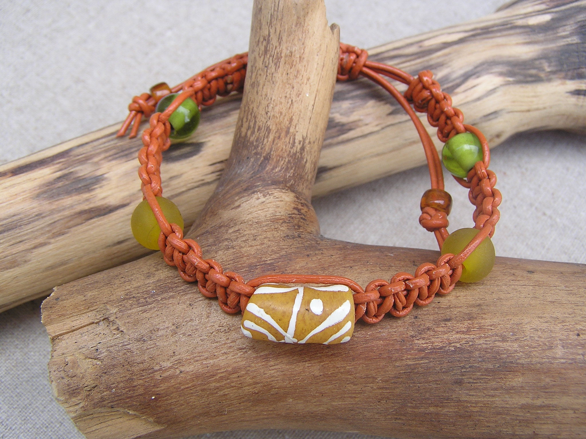 Bracelet perle africaine "jaune" et cuir tabac