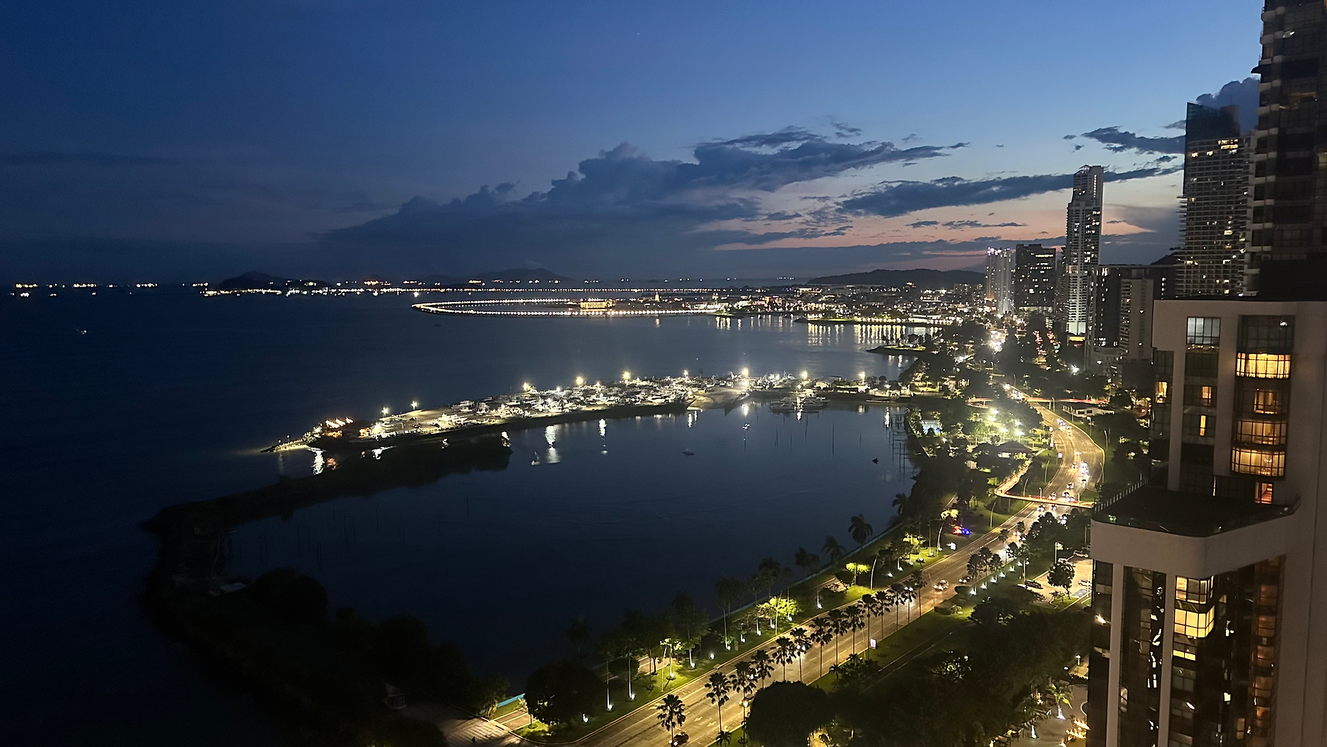 Signing a real estate contract for property purchase in Panama