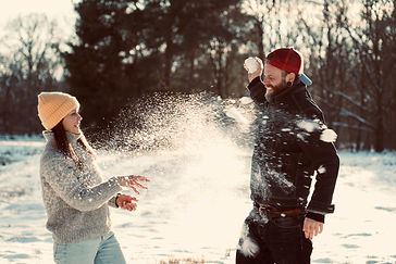 Foto in Farbe, Paar Schneeballschlacht