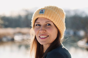 Anika Giermann happy mit knallgelber Mütze