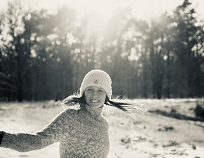 Anika Giermann dreht sich in Schneelandschaft