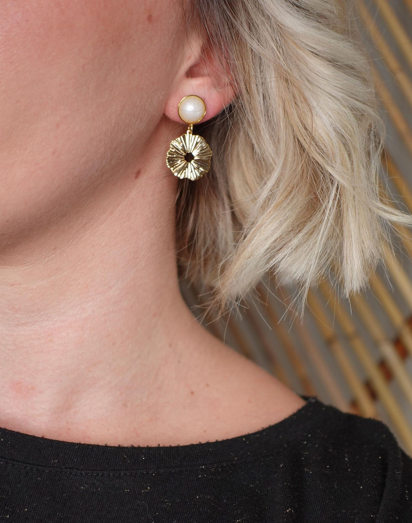 paire de boucles d'oreilles clou doré, cabochon en résine nacrée avec breloque fleur travaillé dorée