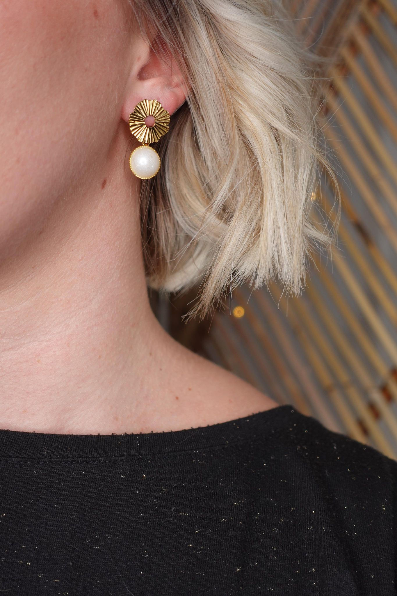 paire de boucles clou fleur travaillée et cabochon résine nacrée pendant