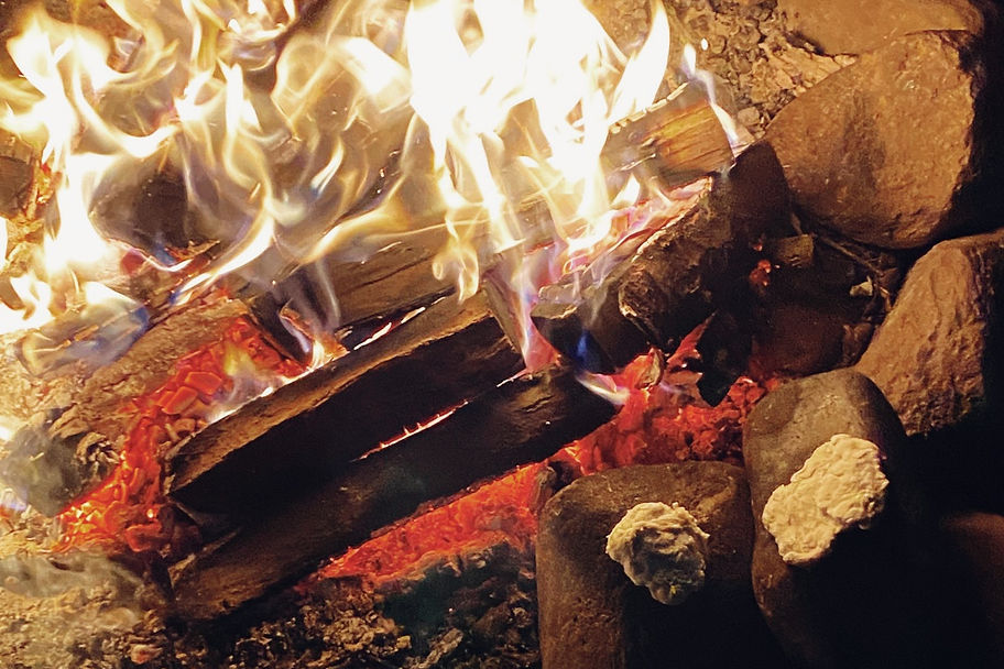 Survival Kurs Niedersachsen – Feuerstelle aus Steinen, Outdoor-Training im Elite Survival Kurs im SERE-Kontext
