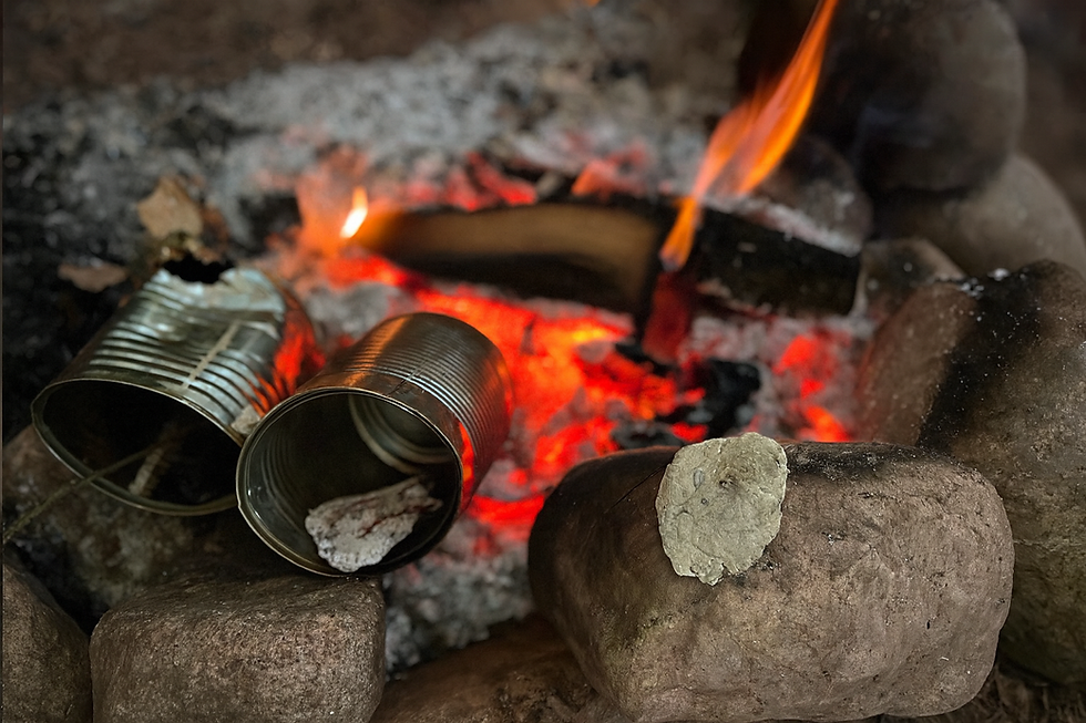 Feuerstelle im Survivaltraining mit glühender Glut, Dosenkochern und selbstgemachtem Fladenbrot – realistisches Kochen im Outdoor-Kurs in Niedersachsen