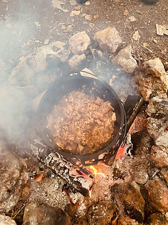 Gulasch kocht im Feuer