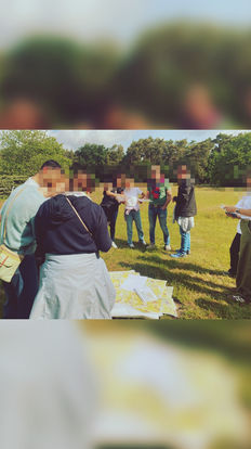 Gruppe mit Karte und Kompass, Orientierungsmarsch