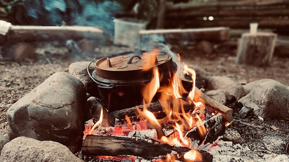 Dutchoven in der Feuerstelle