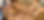 Teilnehmer kochen während eines Survivaltrainings am offenen Feuer im Wald.