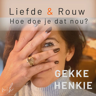 Nelleke die haar hand voor haar gezicht houdt en met één oog tussen haar vingers door kijkt.