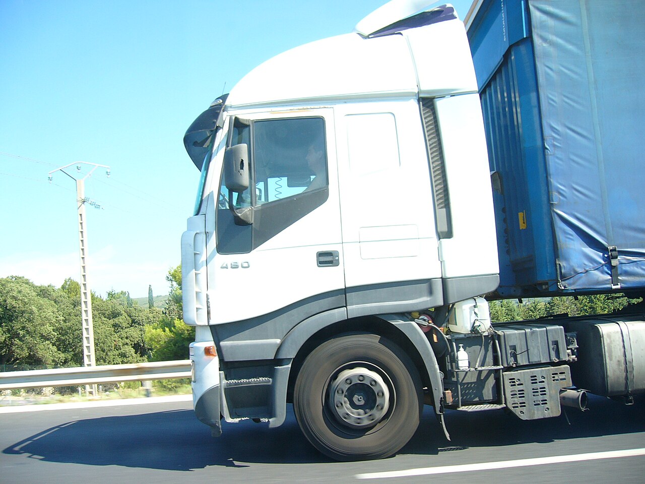 Lkw mit Planenauflieger auf der Autobahn