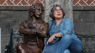 Vuelven a vandalizar la escultura de Elena Garro en el Centro Histórico de Puebla