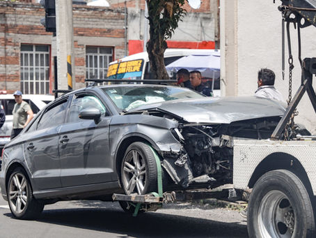 Impacto brutal: vehículo destruye vitrina en la 21 Poniente