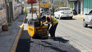 Apolo Arce Domínguez mantiene trabajos de bacheo en calles de San Miguel Canoa