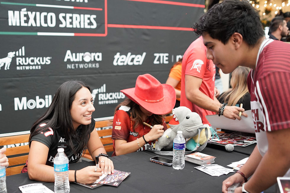 Pilotos de NASCAR conviven con fanáticos en Plaza Solesta
