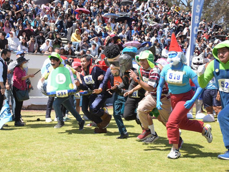 Celebra BUAP el Día del Amor y la Amistad con carrera de botargas