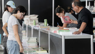 ¡La FILIP ya se siente en el Zócalo! Poblanos se adelantan a la fiesta de los libros