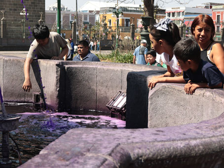 La fuente del Zócalo se tiñe de violeta durante las manifestaciones del 8M en Puebla