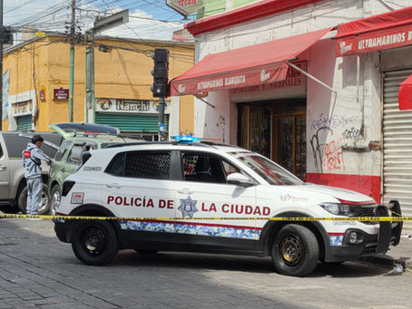 Hombre muere en plena vía pública en el Centro de Puebla