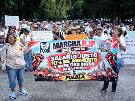 ¡Trabajadores del IMSS protestan en Puebla y exigen aumento salarial del 10%!