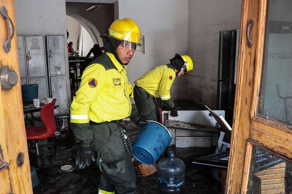 Continúan labores de drenado en negocios de la 2 Oriente tras inundación del fin de semana